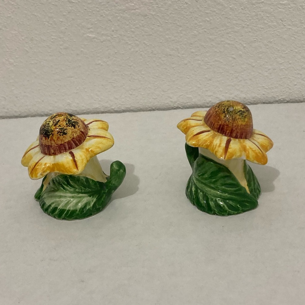 Salt & Pepper Shakers Yellow Sunflower Green Leaves shakers 2x2 Colorful RARE